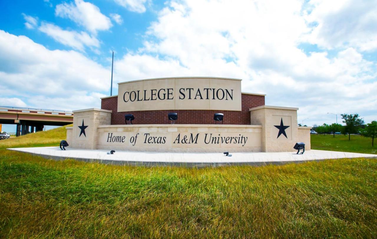 Holiday Inn Express & Suites College Station By Ihg Exterior photo