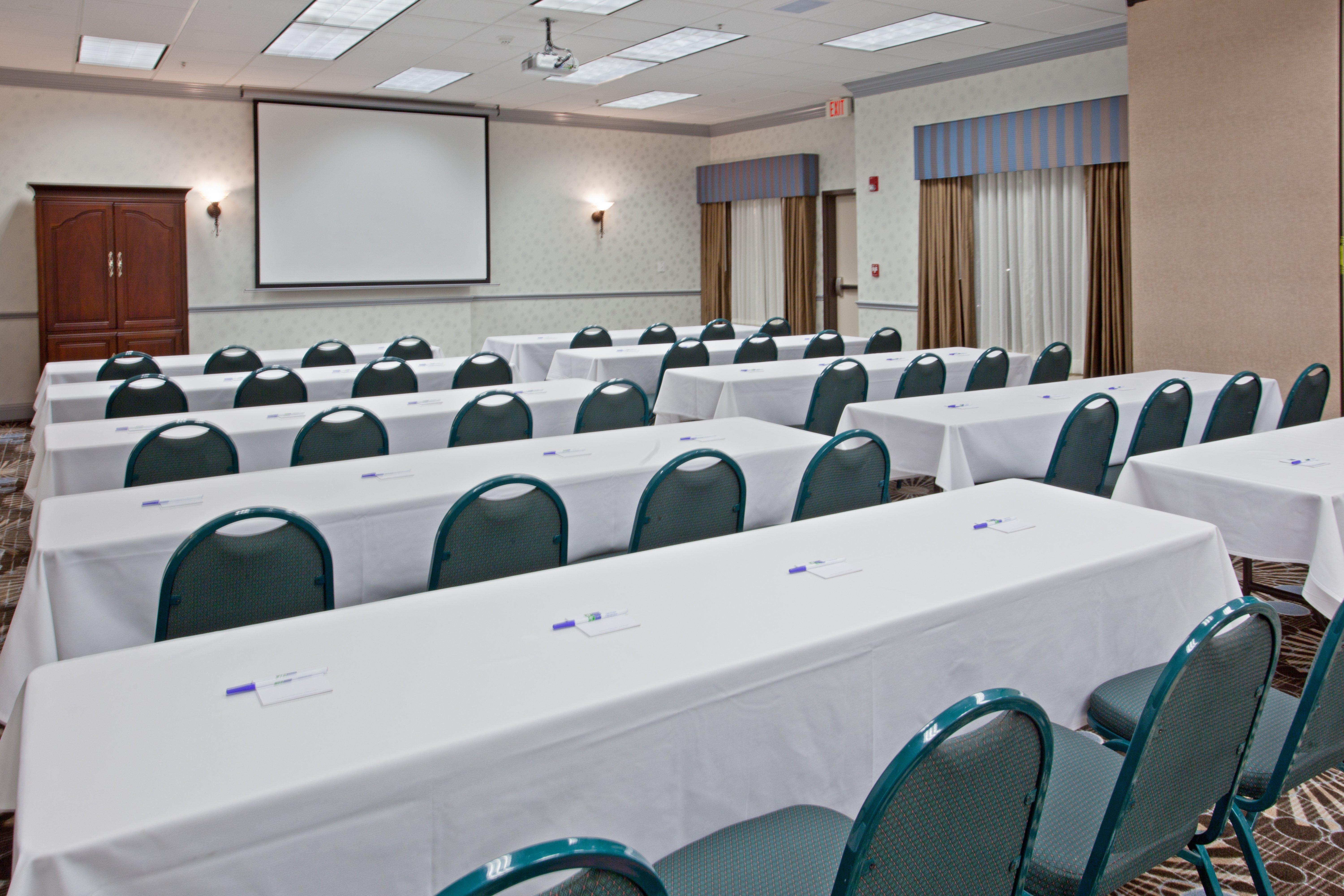 Holiday Inn Express & Suites College Station By Ihg Exterior photo