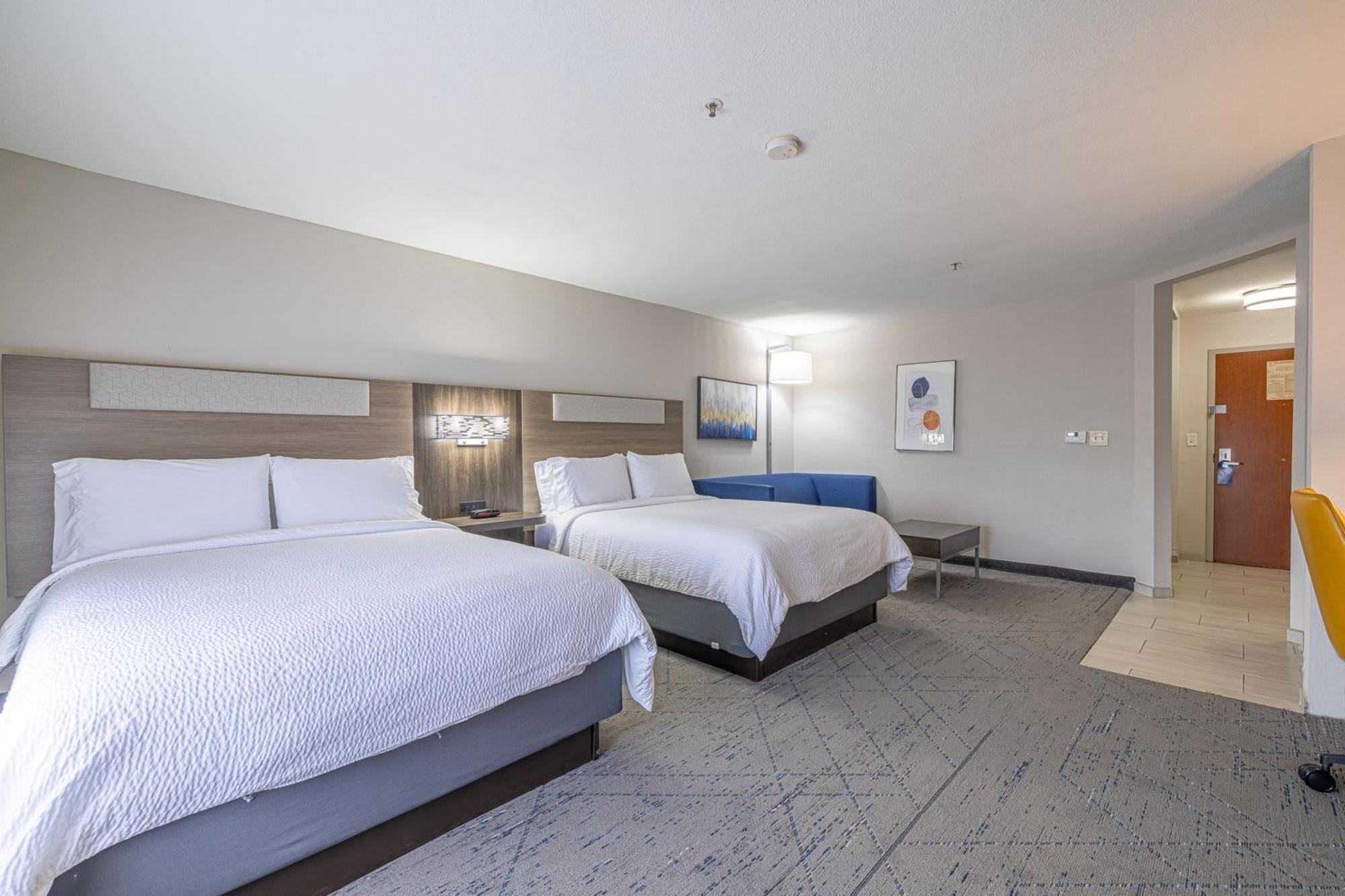 Holiday Inn Express & Suites College Station By Ihg Exterior photo