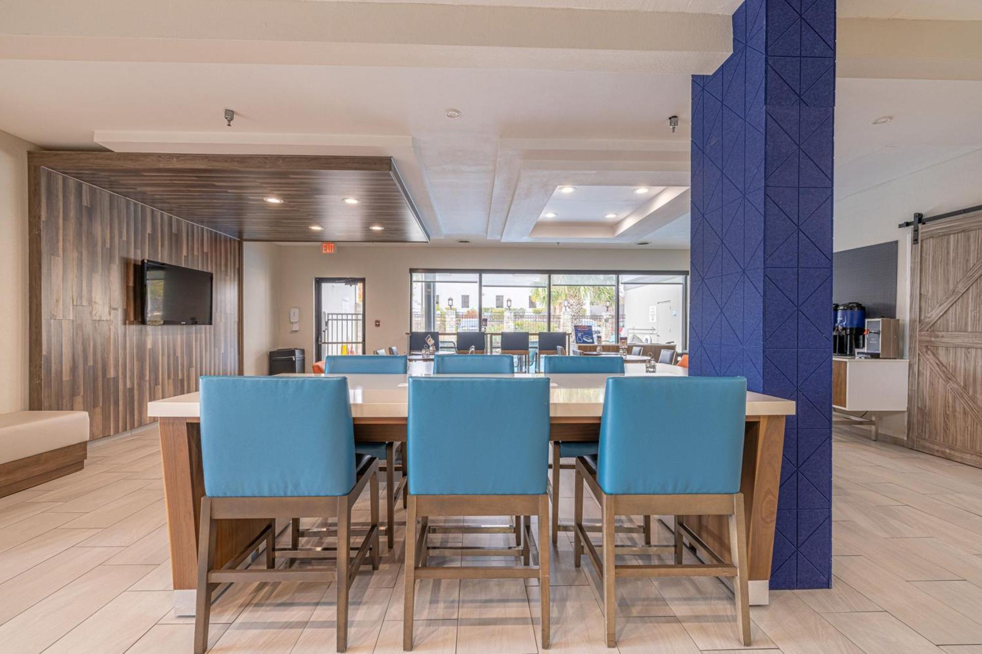 Holiday Inn Express & Suites College Station By Ihg Exterior photo