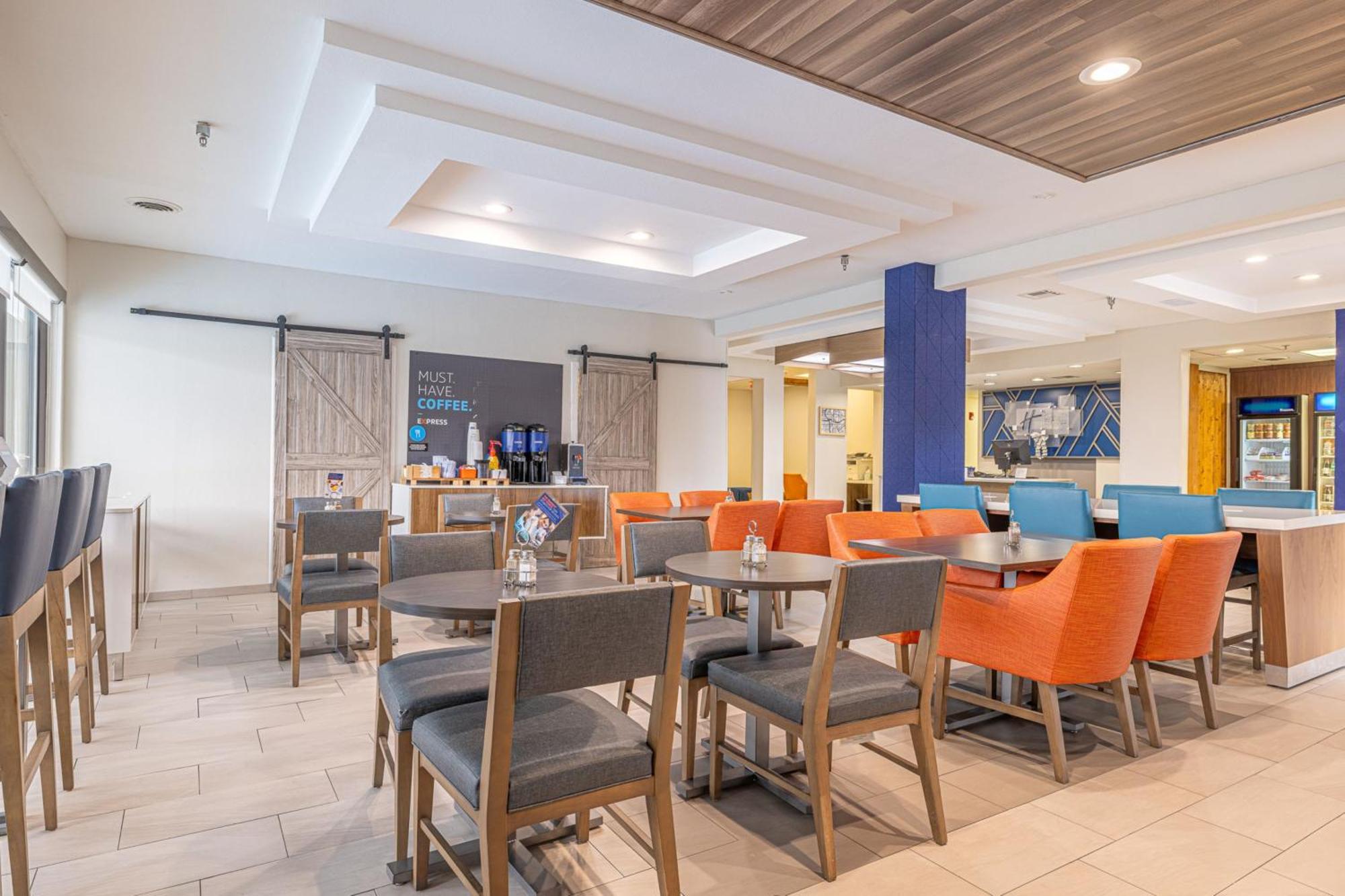 Holiday Inn Express & Suites College Station By Ihg Exterior photo