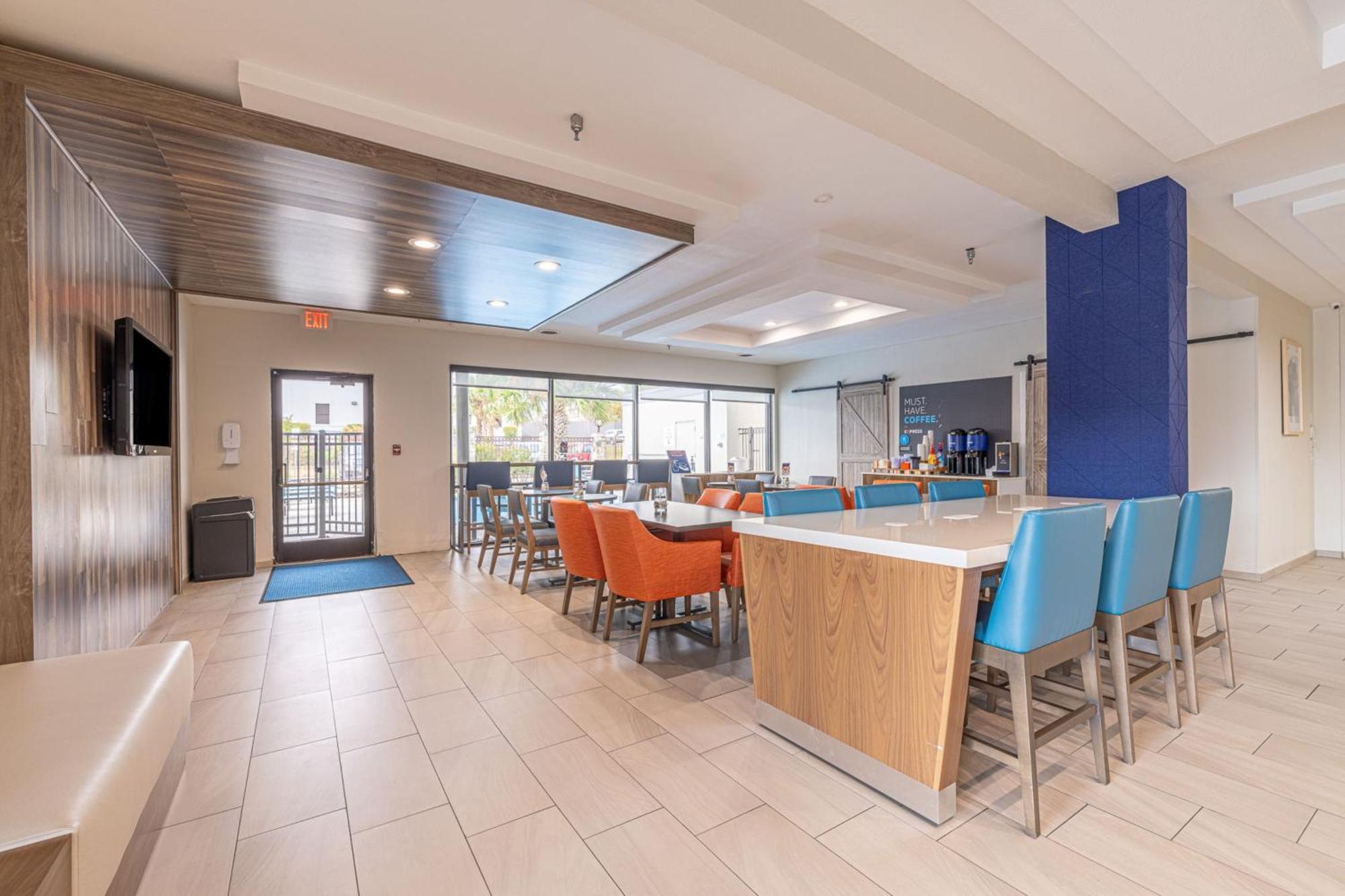 Holiday Inn Express & Suites College Station By Ihg Exterior photo