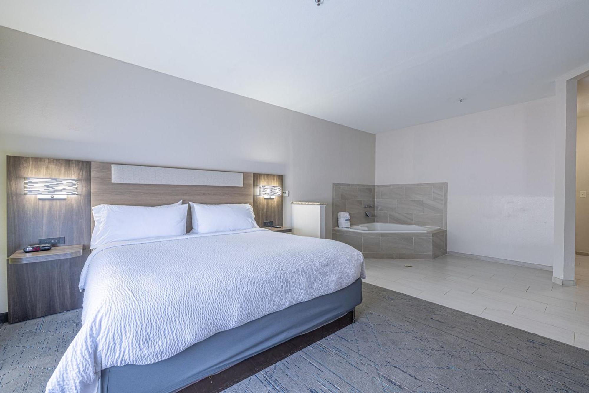 Holiday Inn Express & Suites College Station By Ihg Exterior photo