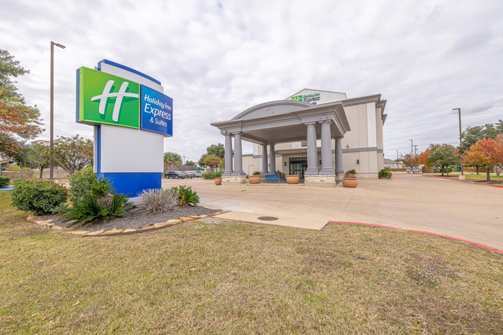 Holiday Inn Express & Suites College Station By Ihg Exterior photo