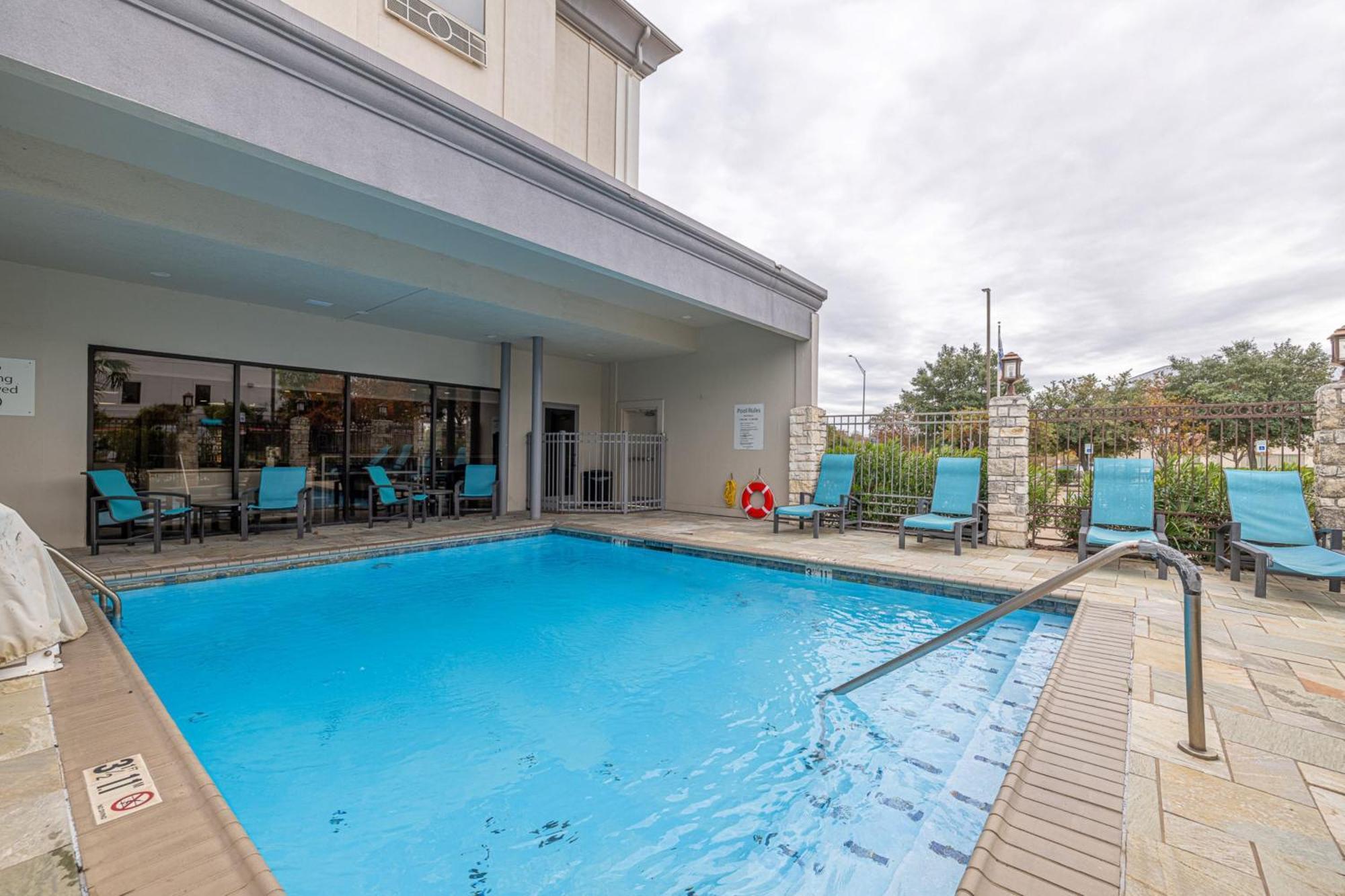 Holiday Inn Express & Suites College Station By Ihg Exterior photo