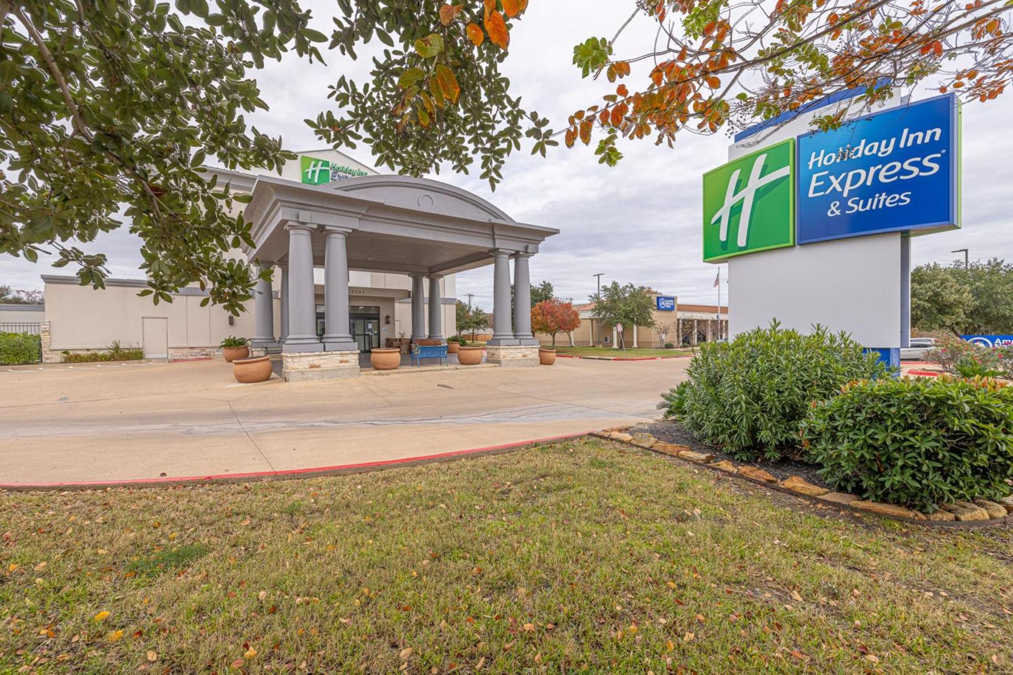 Holiday Inn Express & Suites College Station By Ihg Exterior photo
