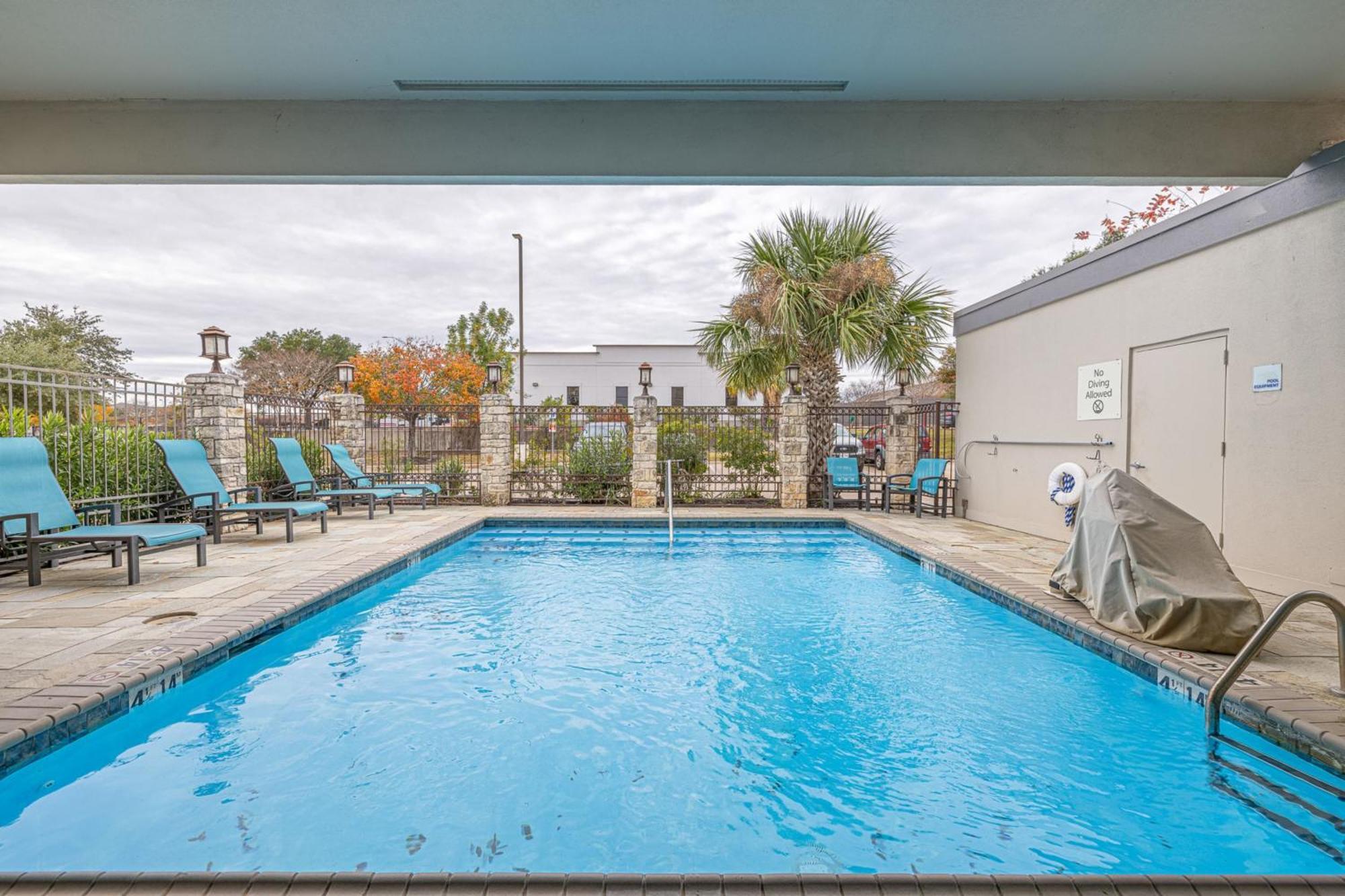 Holiday Inn Express & Suites College Station By Ihg Exterior photo