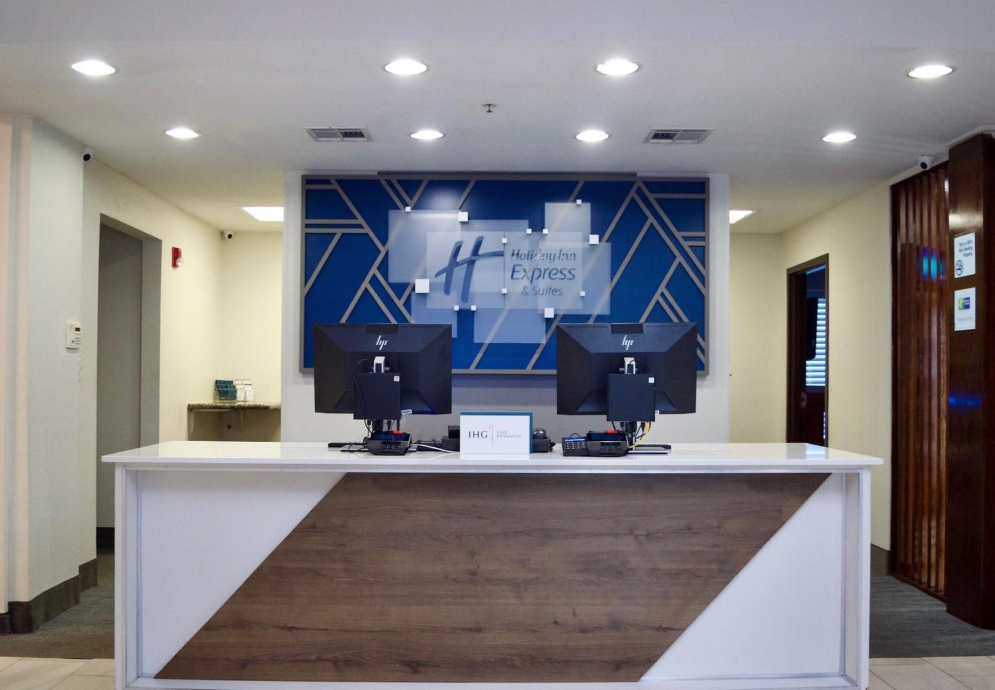 Holiday Inn Express & Suites College Station By Ihg Exterior photo