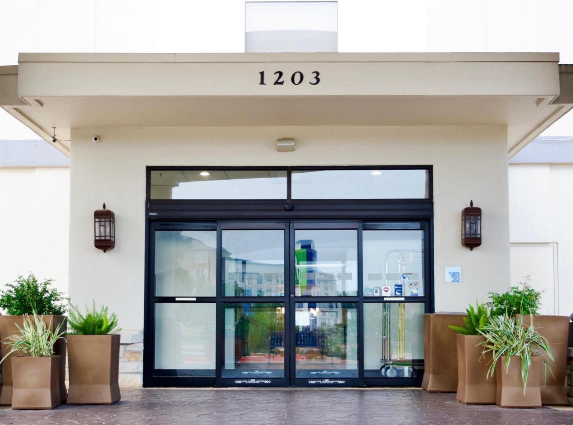 Holiday Inn Express & Suites College Station By Ihg Exterior photo