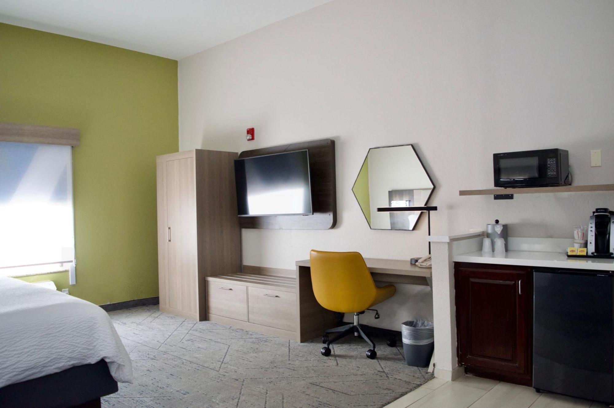 Holiday Inn Express & Suites College Station By Ihg Exterior photo