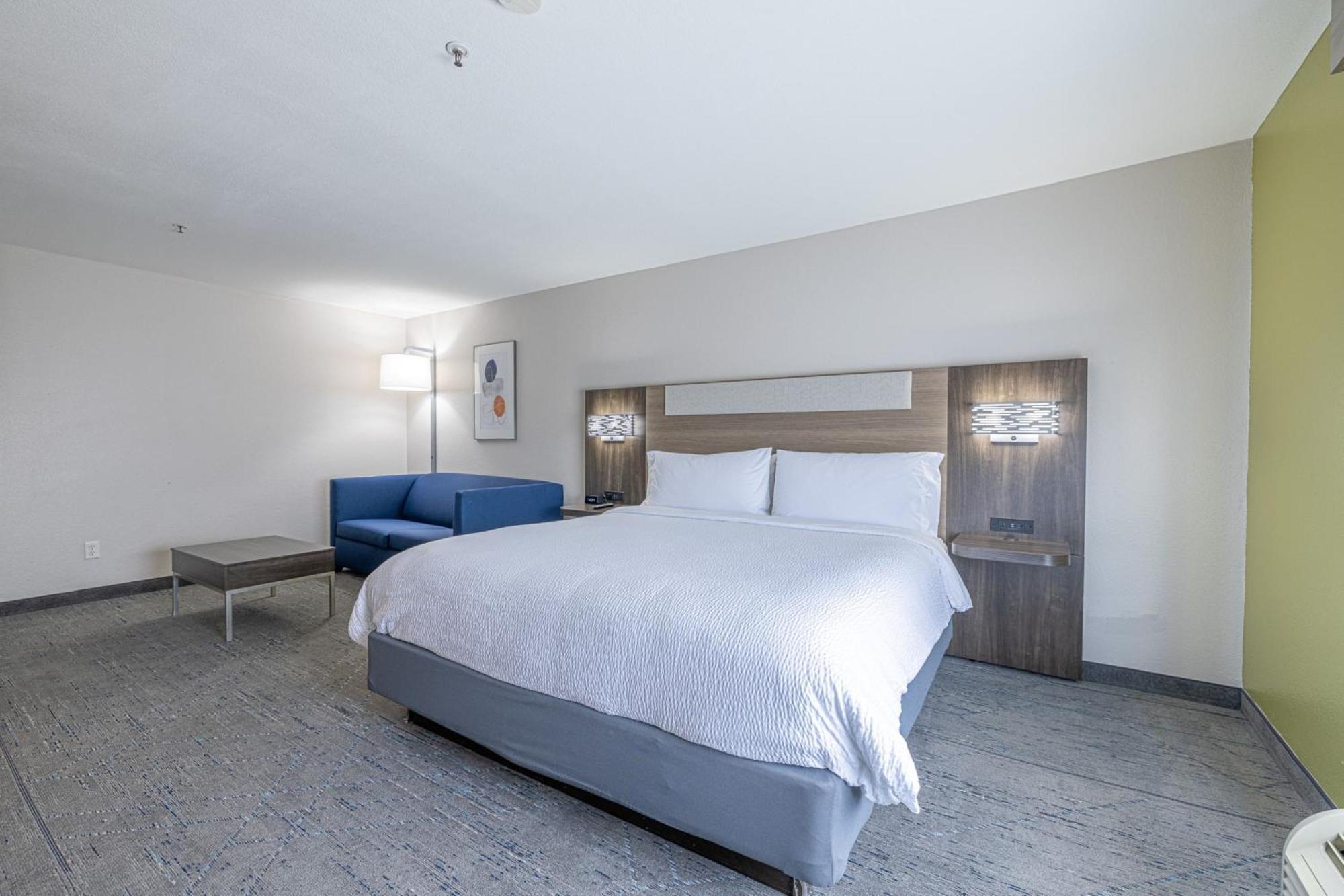 Holiday Inn Express & Suites College Station By Ihg Exterior photo