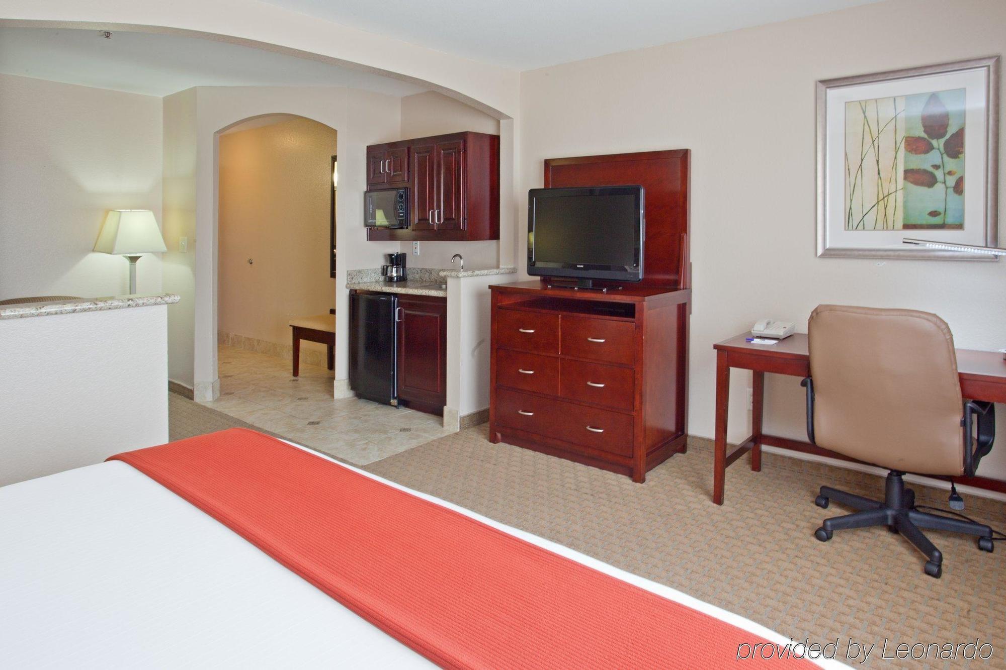 Holiday Inn Express & Suites College Station, An Ihg Hotel Room photo