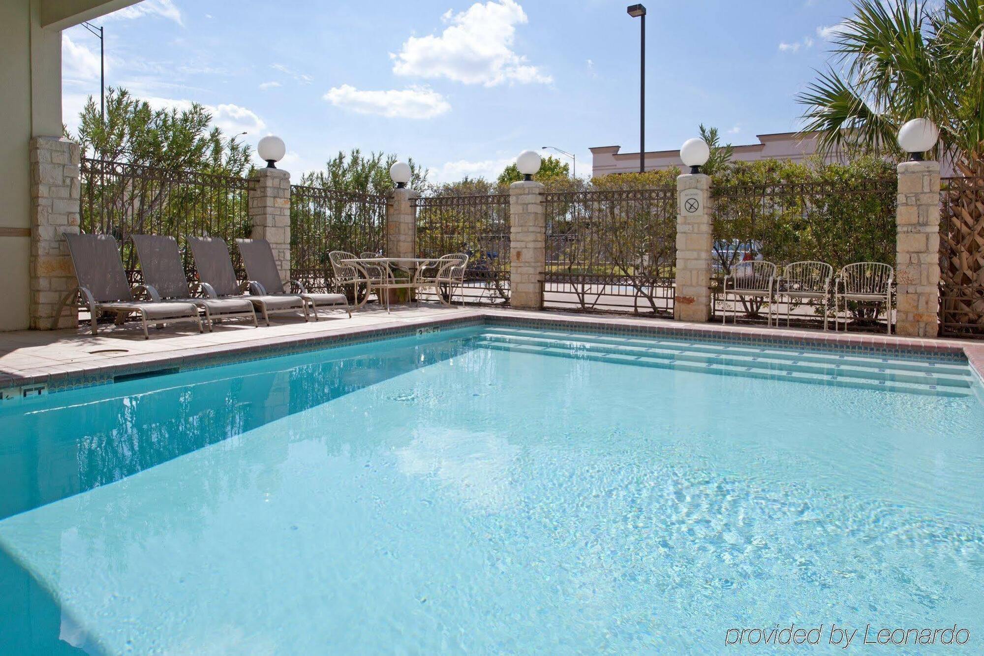 Holiday Inn Express & Suites College Station, An Ihg Hotel Exterior photo